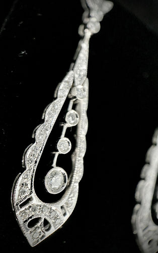 一对镶嵌着明亮钻石的吊坠耳环