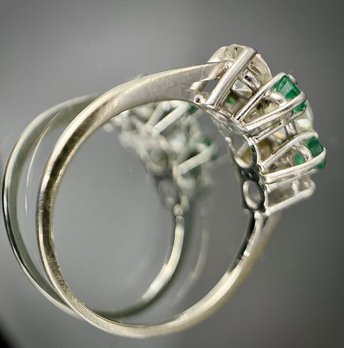 Bague 56 Bague or blanc diamant ovale de 0,70 carat et émeraudes 58 Facettes