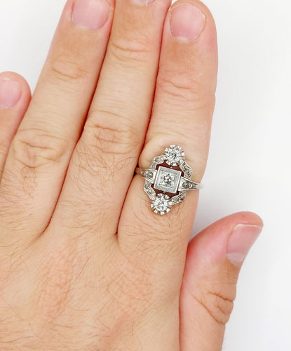 Bague 64 Bague tank Art Déco or jaune et Platine, diamants, monture géométrique (circa 1920) 58 Facettes A05582