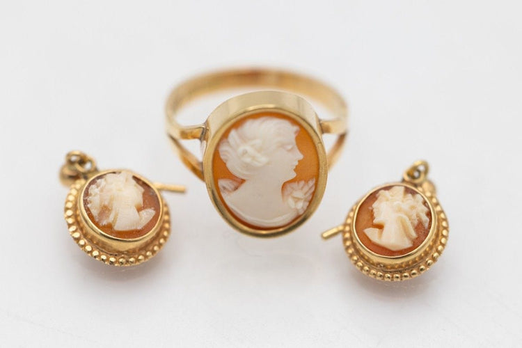 Conjunto de joias antiga em ouro, anel e brincos com Camafeu, Suécia. 