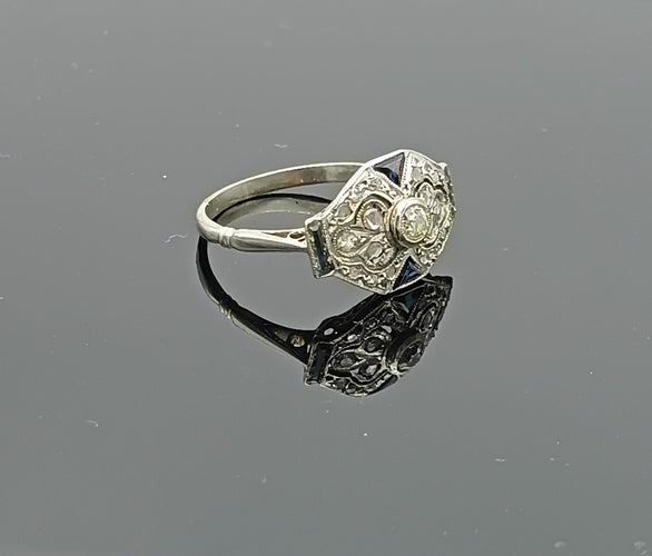 Bague 57 Bague Art Déco octogonale en or gris sertie de diamants et saphirs 58 Facettes