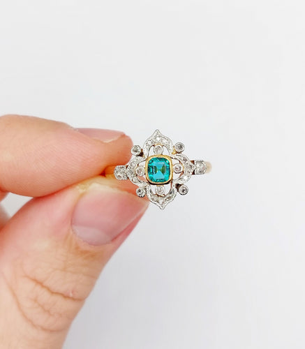 Bague 59.5 Epner - Bague marquise en or 18k et platine, pierre verte et diamants 58 Facettes A06589