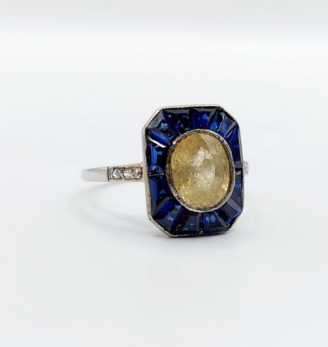 Bague 53.5 Bague Art Déco or blanc, saphir jaune naturel, saphirs calibrés synthétiques et diamants taille roses (circa 1930) 58 Facettes A05730