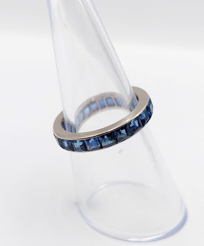 Bague 51 Alliance américaine or blanc, saphirs bleus calibrés synthétiques (circa 1950) 58 Facettes A06111