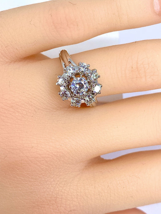 Daisy ring in witgoud bezet met 9 diamanten