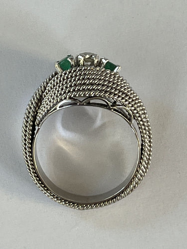 Pierścionek z żółtego złota z drutem skręconym, diamentami i szmaragdami