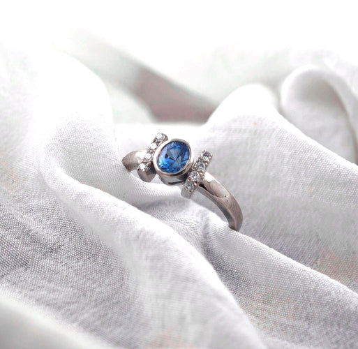 Bague Bague en or avec saphir bleu de Ceylan sans chaleur et diamants 58 Facettes AO-0005