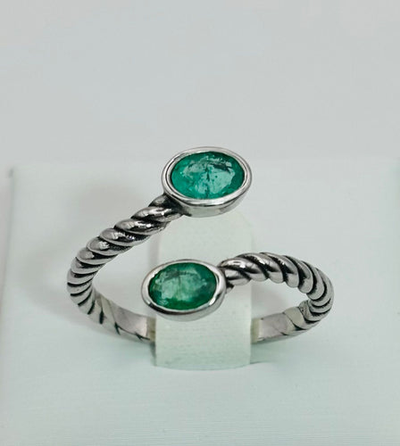 Bague 53 Mardi et moi avons une bague en or blanc avec des émeraudes. 58 Facettes 50053