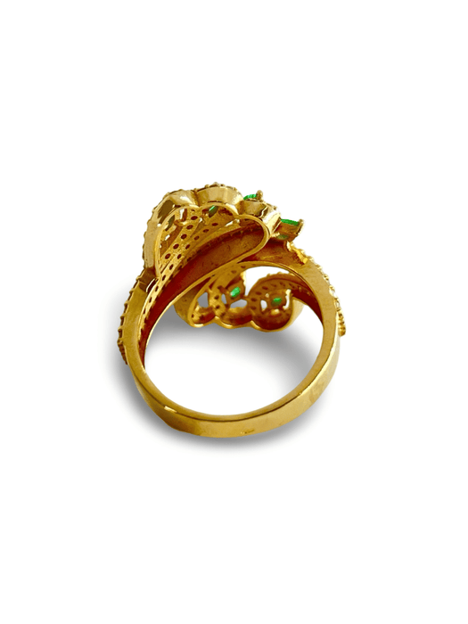 Anillo de oro rosa con esmeralda y diamantes.