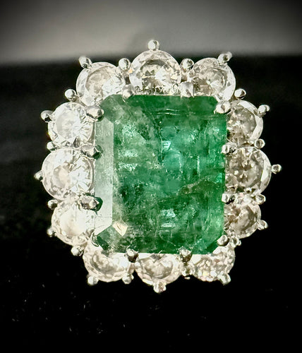 Bague 56 Bague or blanc sertie d'une émeraude de 4 carats entourée de 2,40 carats de brillants 58 Facettes