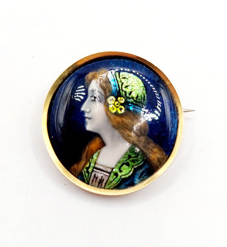 Broche Broche Art Nouveau Limoges or jaune, plaque émaillée à la jeune fille (circa 1900) 58 Facettes A06388