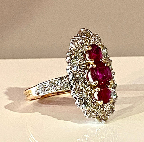 Bague 51 Bague marquise en or, diamants et rubis. 58 Facettes AB357