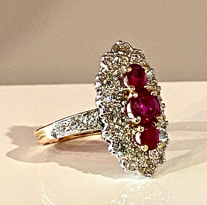 Marquise-Ring aus Gold, Diamanten und Rubinen.