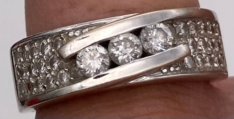 Hvitt gull og diamantring