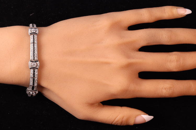 Häikäisevä julistus Art Deco: Rannekoru Platina, jossa on timantteja ja onyksia 