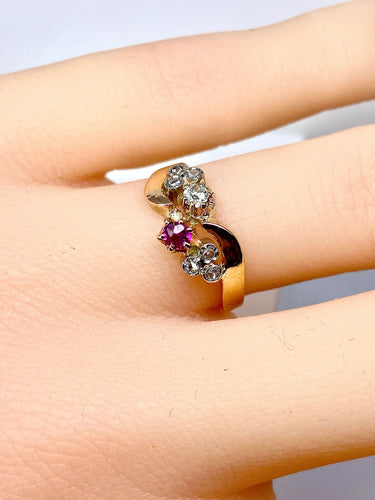 Bague 49 Bague en or 18 carats en diamants et rubis, époque 1900 58 Facettes AB490