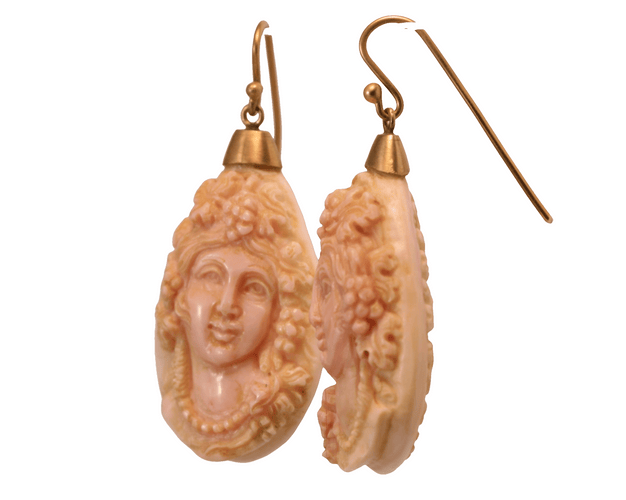 Boucles d'oreilles Boucles d'oreilles en or avec camées de corail antiques 58 Facettes 7664