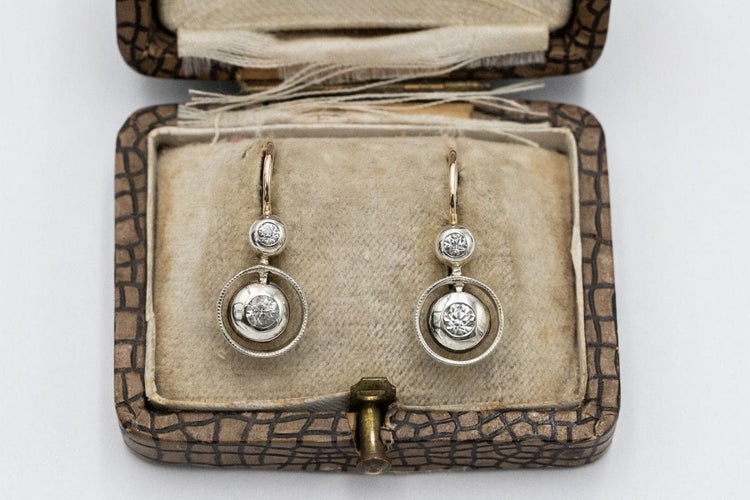 Boucles d'oreilles Boucles d'oreilles pendantes viennoises avec saphirs blancs du début du XXe siècle 58 Facettes 11290