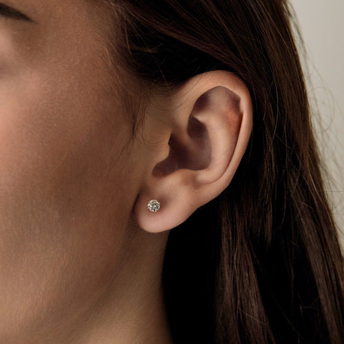 Boucles d'oreilles Puces d'oreilles en or blanc et diamants 58 Facettes B250570