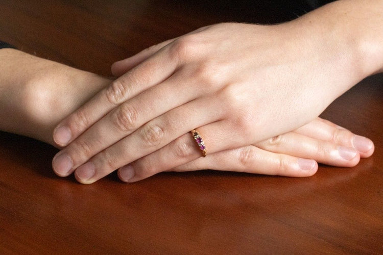 Bague 48 Bague délicate en or jaune ornée de rubis et de diamants 58 Facettes 11163