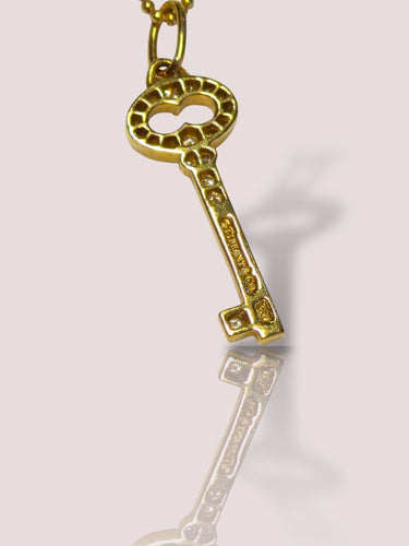 Halskjedeholderclés Tiffany & Co i 18 karat gult gull med diamanter