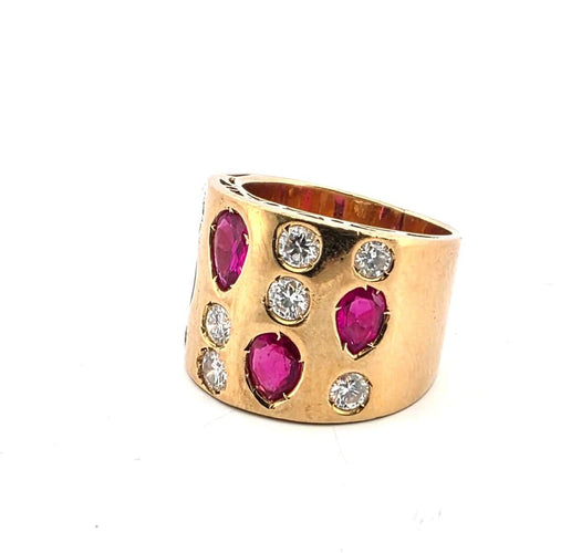Bague 48 Bague en or jaune 18 kt avec rubis et diamants 58 Facettes