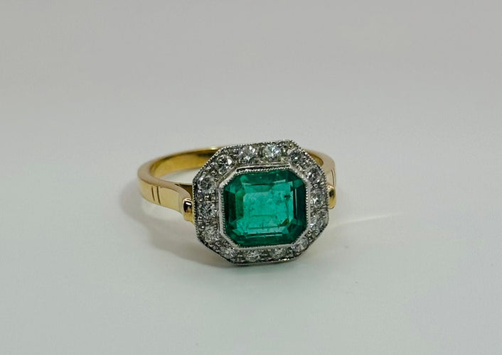 Bague 50 Bague de style Art Déco en or jaune et platine, avec une émeraude centrale et des diamants 58 Facettes 50243