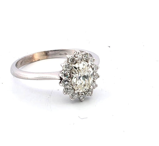 Bague 54 Bague en or blanc avec un diamant ovale au centre et des diamants brillants tout autour. 58 Facettes