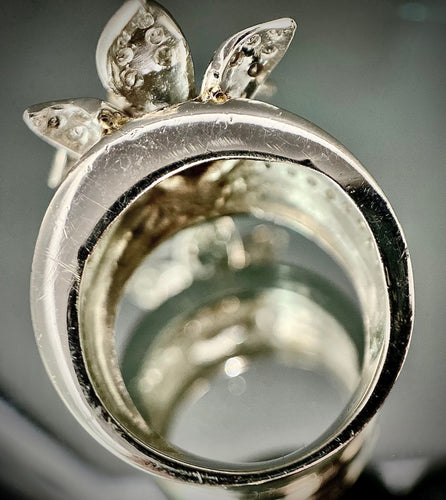 Bague 53.5 Bague fleur or blanc sertie d'un diamant de 0,43 carat (VVS-E/F) 58 Facettes