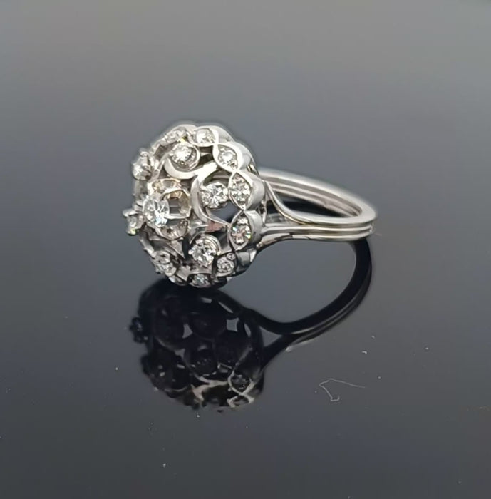 Anillo vintage en platino adornado con diamantes