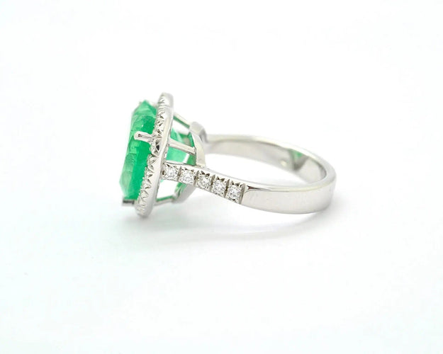 Bague en or blanc ornée d'une émeraude colombienne taille cœur de 6,60 ct et de diamants