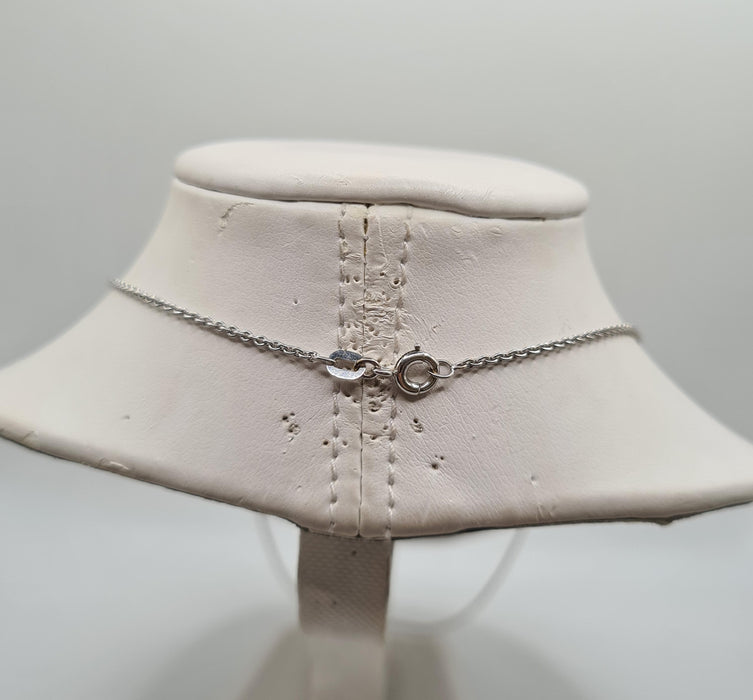 Collana con croce in oro bianco e pendente con diamanti