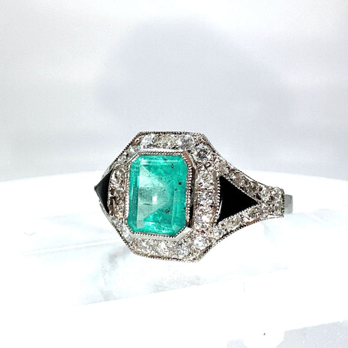 Bague 52 Bague Art Déco en platine ornée d'onyx, de diamants et d'une émeraude 58 Facettes 50389