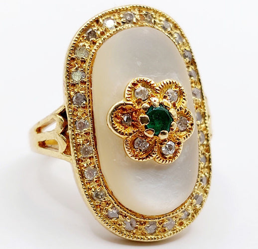 Bague 50.5 Bague marquise vintage or plaque de nacre, marguerite, émeraude et diamants 58 Facettes A03995