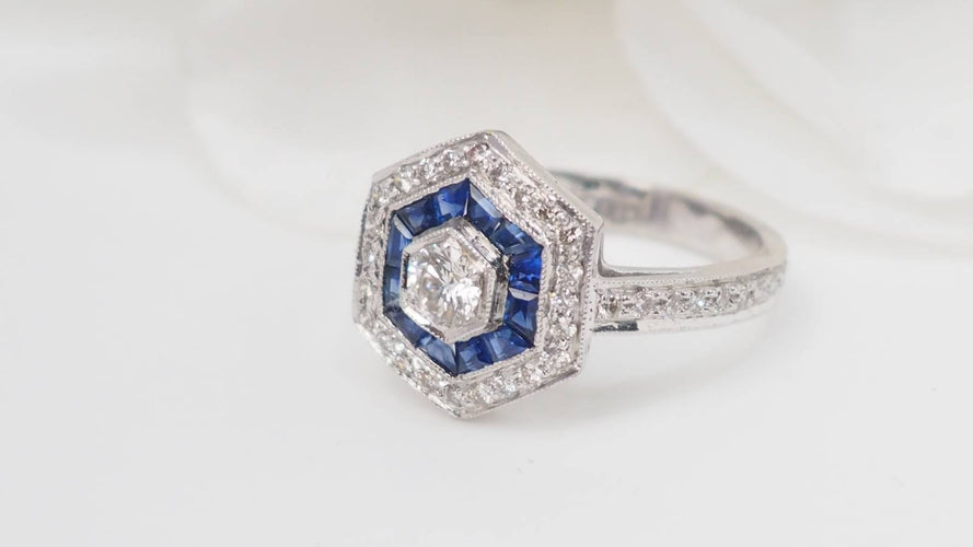 Bague 53.5 Bague hexagonale, saphirs calibrés et diamants 58 Facettes 32645