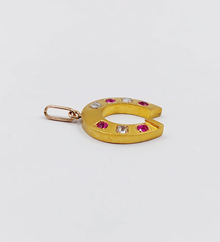 Pendentif Pendentif fer à cheval or jaune, diamants taille rose et rubis (circa 1900) 58 Facettes A06154