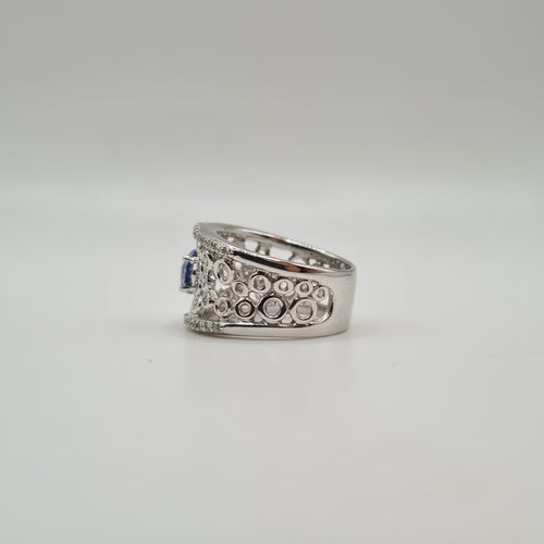 Bague 54 Bague or blanc sertie d'un saphir synthétique et diamants naturels 58 Facettes