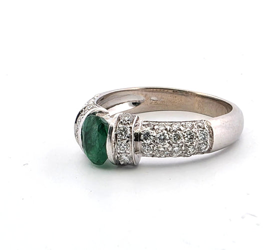 Bague 57 Bague en or blanc avec émeraude et diamants 58 Facettes