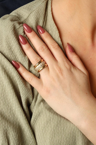 Prsten s páskem ze žlutého zlata s diamantem 