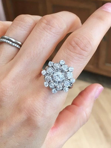 Bague 53 BUCHERER - Bague florale en or blanc et diamants 58 Facettes