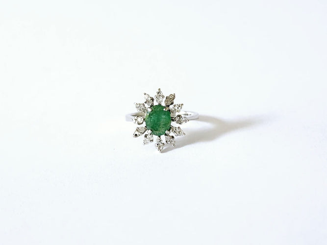 Pompadour ring in white gold, emerald and diamonds 