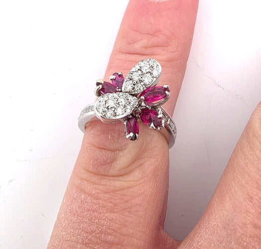 Bague 51 Bague en or blanc avec rubis et diamants 58 Facettes