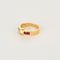Ring aus Gelbgold mit Diamanten und kalibriertem synthetischem Rubin