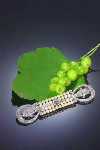 Broche L'élégance d'une époque : une exquise broche en diamants et perles datant de l'aube de l'Art déco 58 Facettes 18115-0042