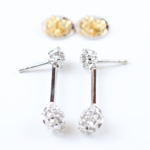 Boucles d'oreilles Longues boucles d'oreilles en or blanc 18 carats ornées de rosettes de diamants 58 Facettes VV1-F