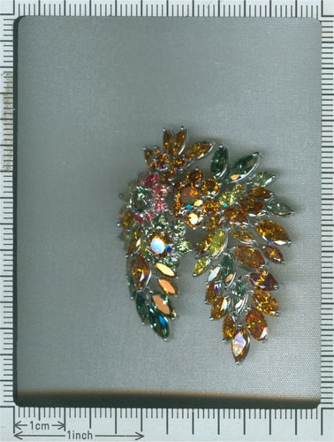 Broche Broche vintage exquise des années 1970 : une symphonie de plus de 19 carats de diamants de couleur fantaisie 58 Facettes 21092-0149