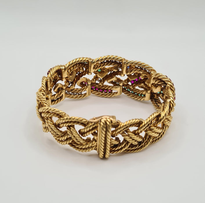 Boucheron - Brazalete de oro amarillo engastado con diamantes, zafiros, esmeraldas y rubíes.