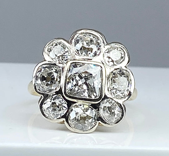 Bague Importante bague marguerite en or 18 carats et diamants 58 Facettes AB338