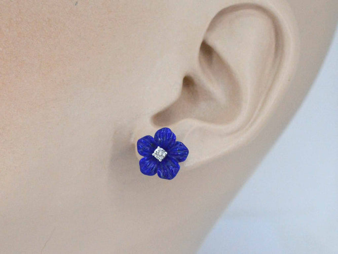 Boucles d'oreilles Boucles d'oreilles en or blanc ornées d'une fleur précieuse bleue et de gros diamants 58 Facettes 2263