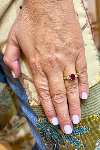 黄金戒指，镶嵌红宝石和钻石 